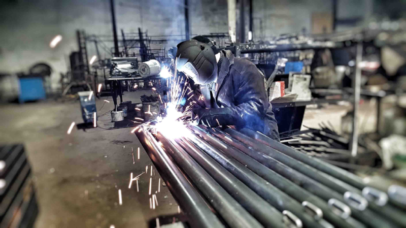 Какие материалы используют при изготовлении уличного спортивного оборудования в Красноярске?